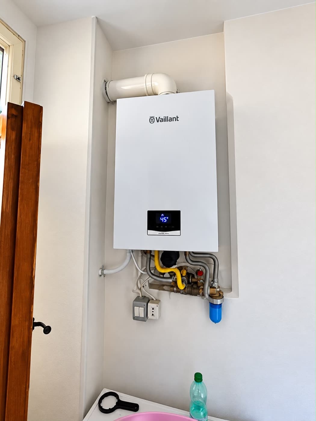 Caldaia a condensazione Vaillant ecoTEC intro installata a parete