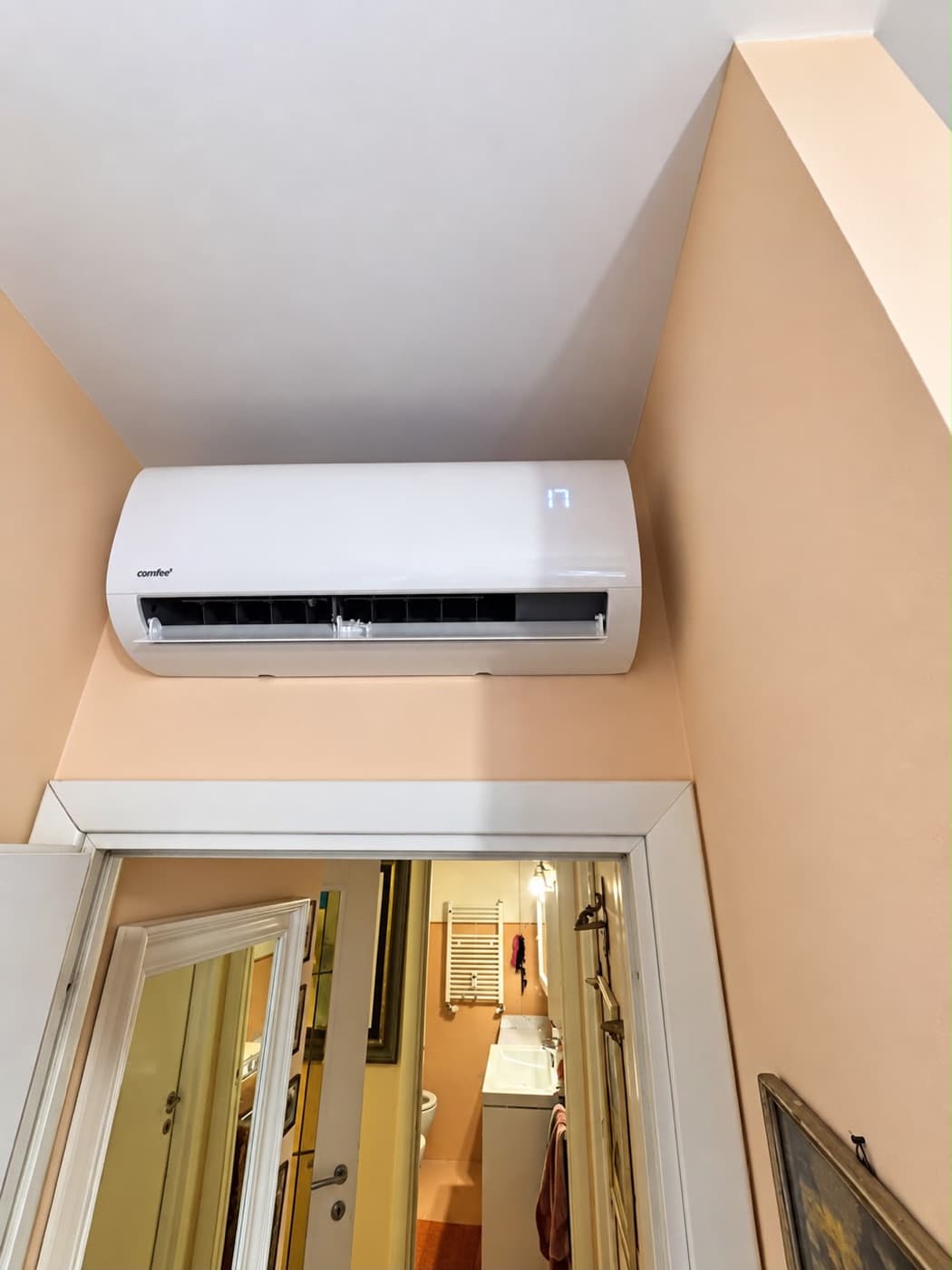 Climatizzatore Comfee installato sopra una porta nel corridoio